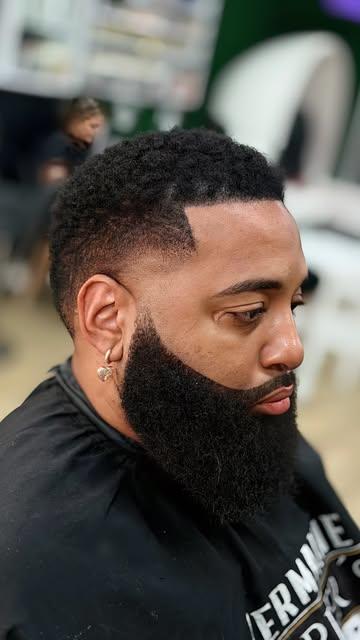 Taper fade con barba perfilada