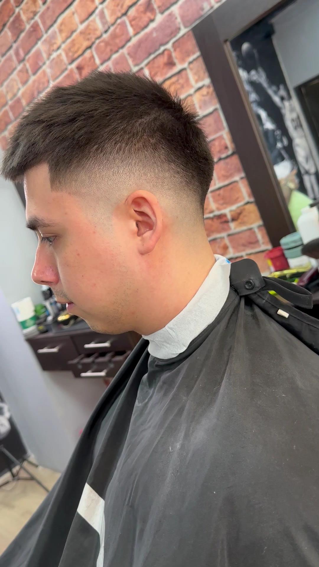 Fade con la pared de ladrillo del salón
