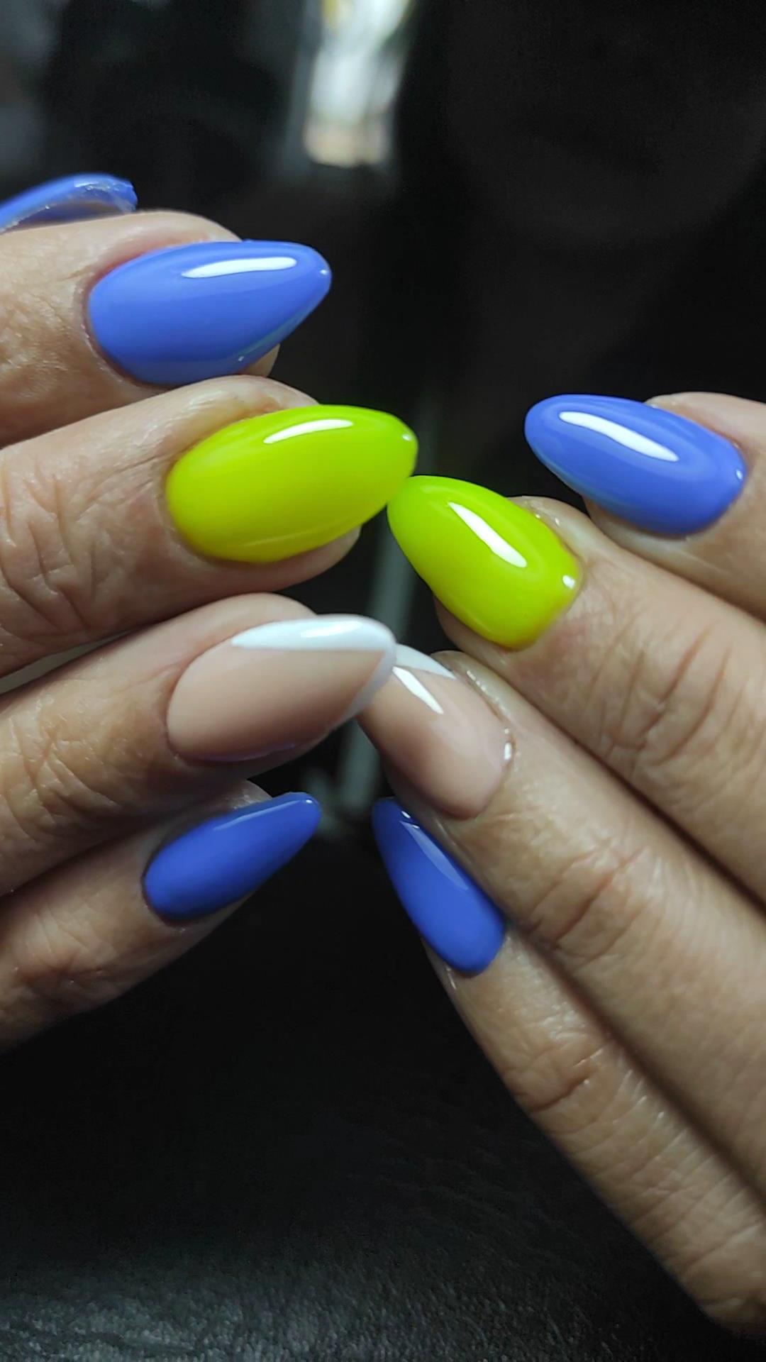 Uñas largas en azul, verde lima y nude